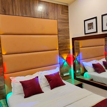 Hotel Blue Wellington - Near Mumbai Airport Kültér fotó