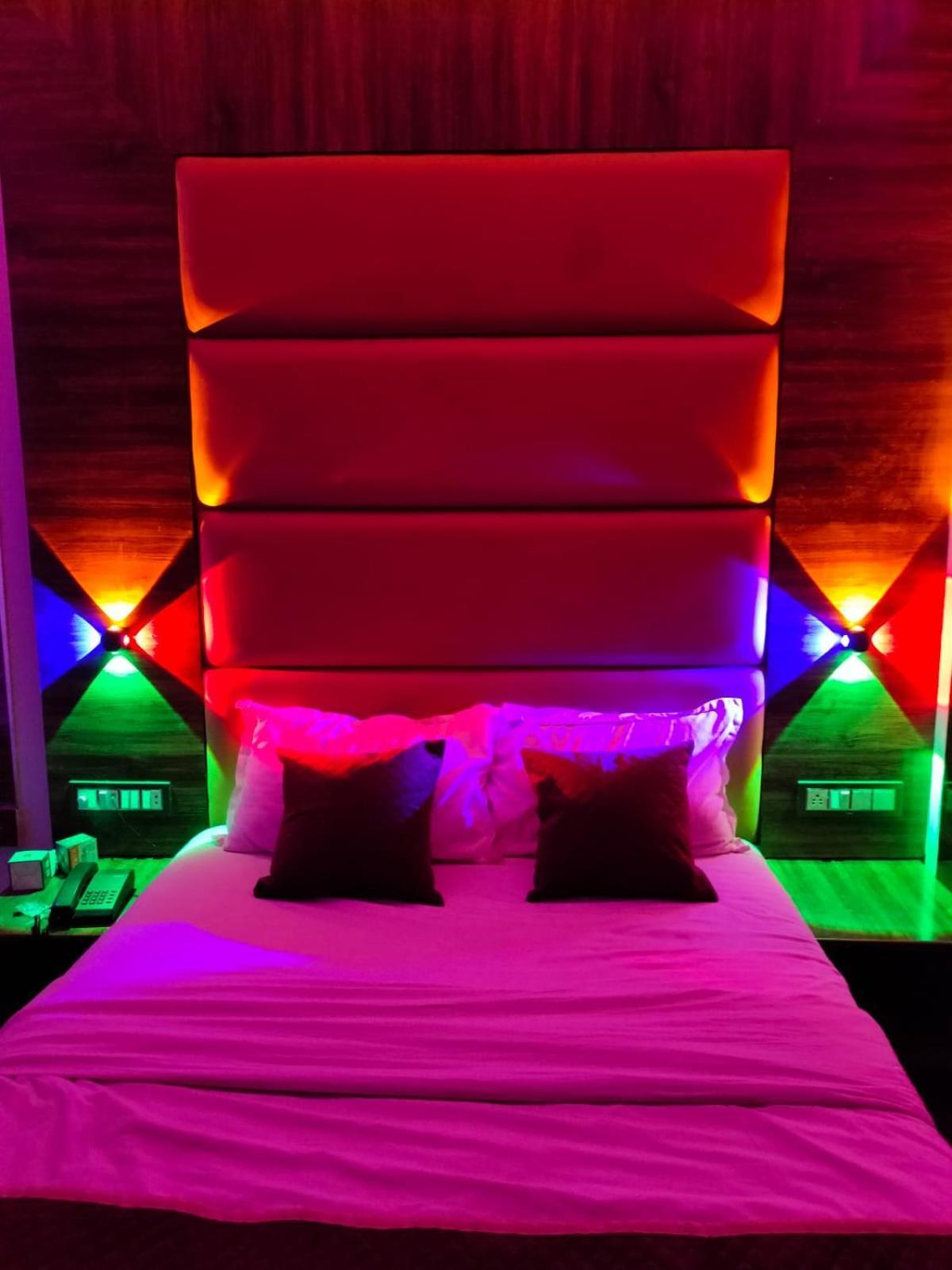 Hotel Blue Wellington - Near Mumbai Airport Kültér fotó