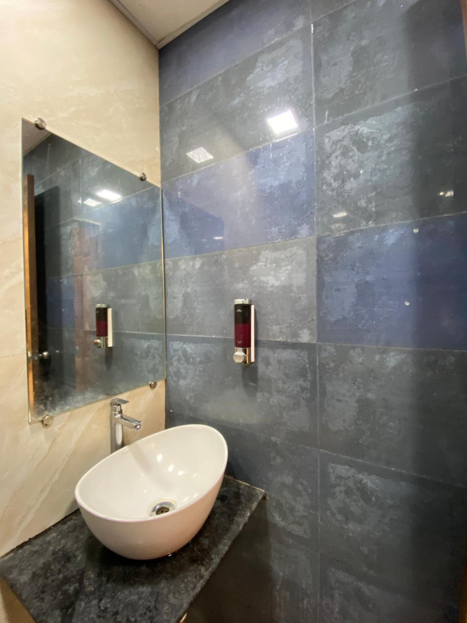 Hotel Blue Wellington - Near Mumbai Airport Kültér fotó