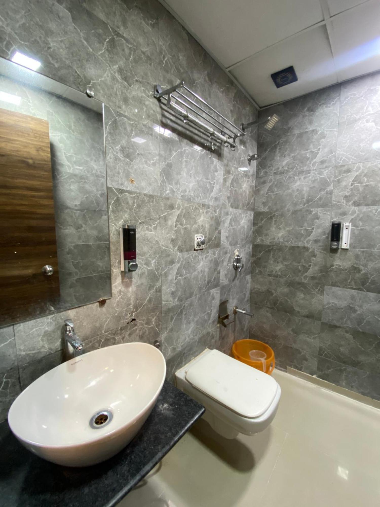 Hotel Blue Wellington - Near Mumbai Airport Kültér fotó