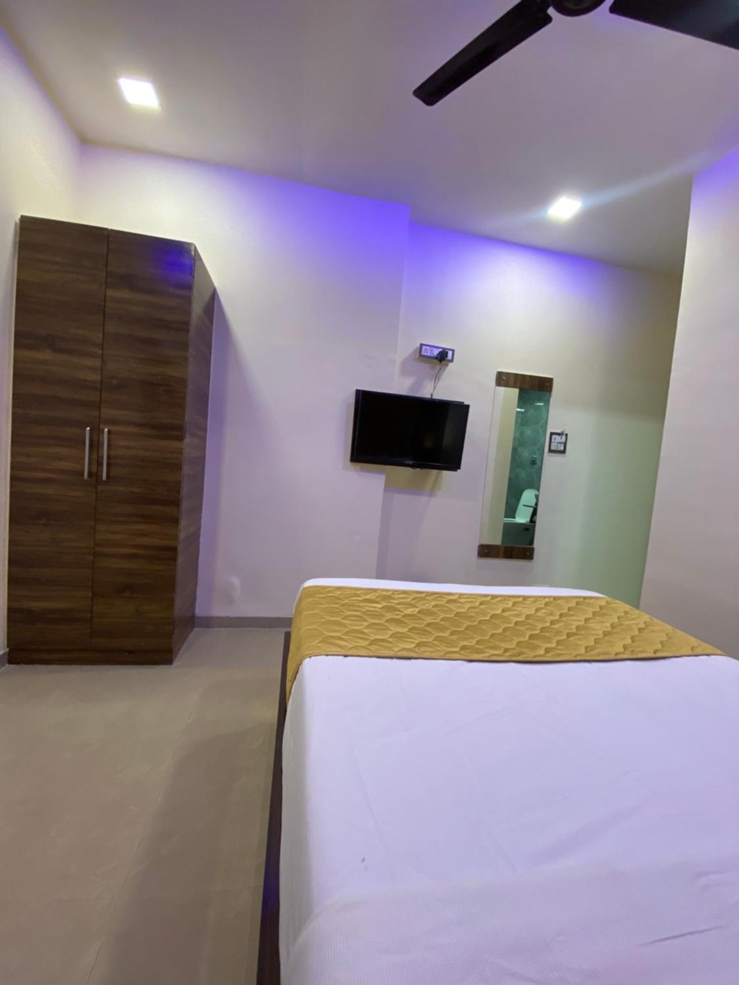 Hotel Blue Wellington - Near Mumbai Airport Kültér fotó
