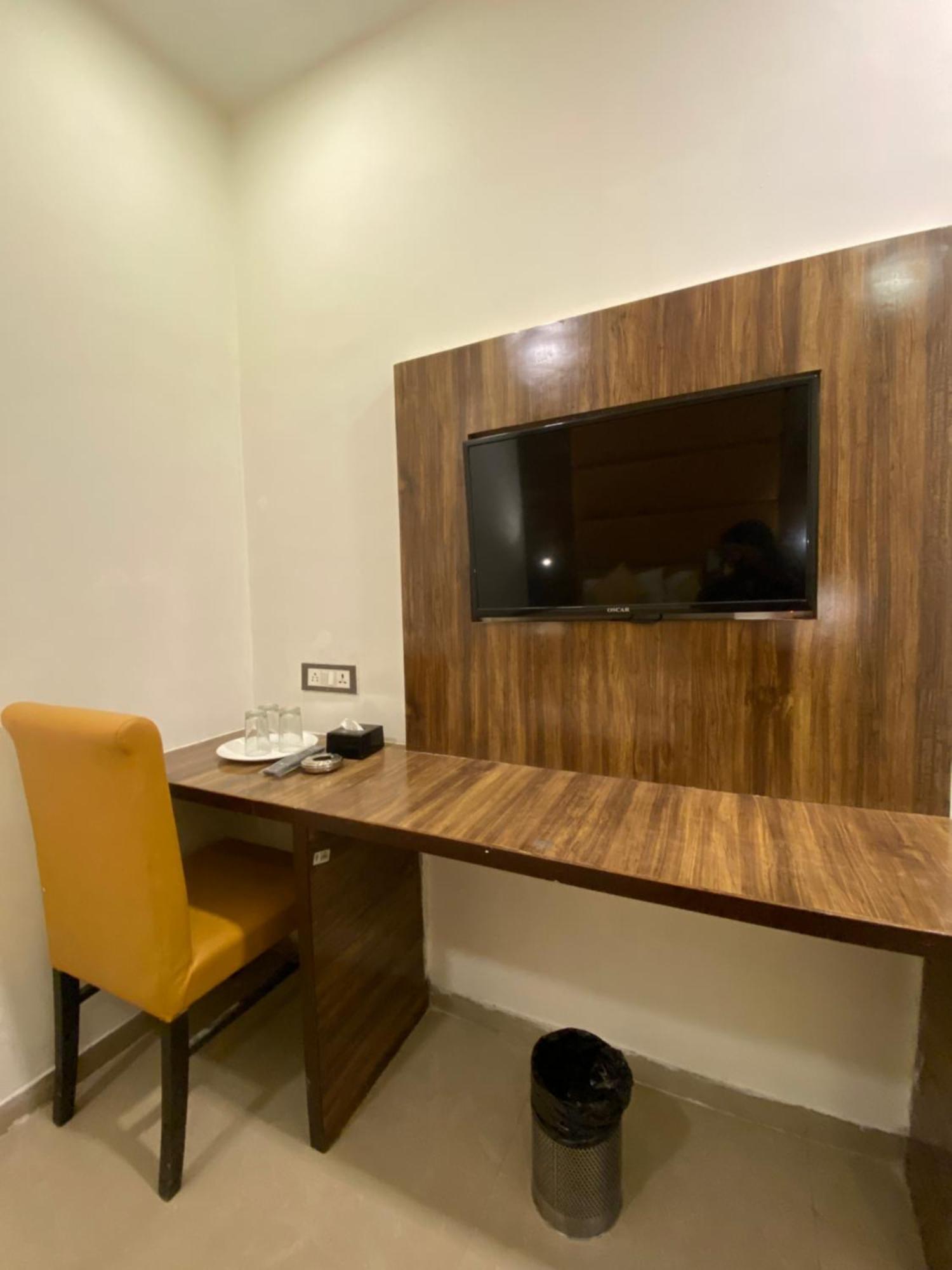 Hotel Blue Wellington - Near Mumbai Airport Kültér fotó